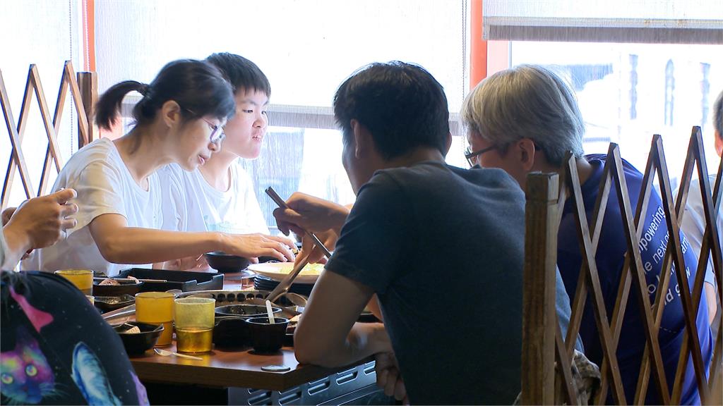台北市無風雨「爽放颱風假」　火鍋、燒肉店人潮爆滿