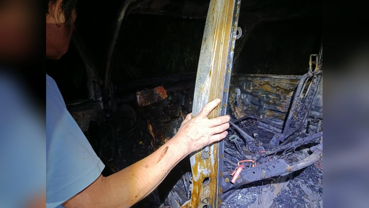 車主於車內點蚊香... 麵包車"整車起火"車輛全毀