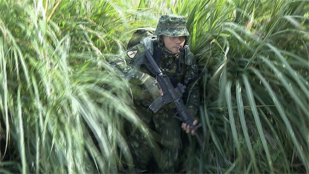 特戰部隊「陸上滲透」戰術演練　全副武裝行軍「遇敵」反應曝