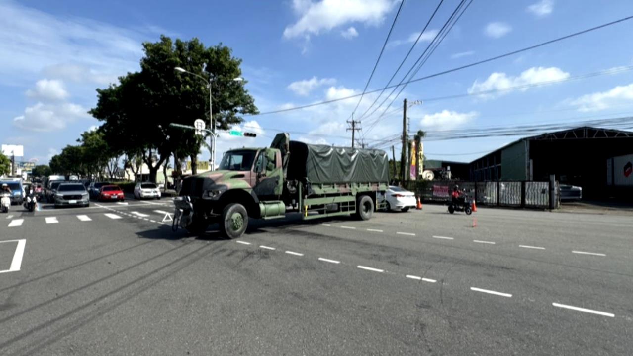 彰化「金馬陸橋」軍卡撞轎車 害失控撞民宅波及2人
