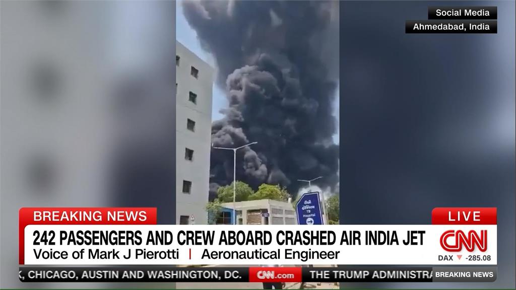 印度航空墜毀住宅區引發大火　當局「戰爭狀態進行搶救」