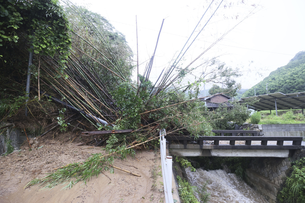 西日本降破紀錄豪雨　山崩屋毀、多地淹水釀2死1失蹤