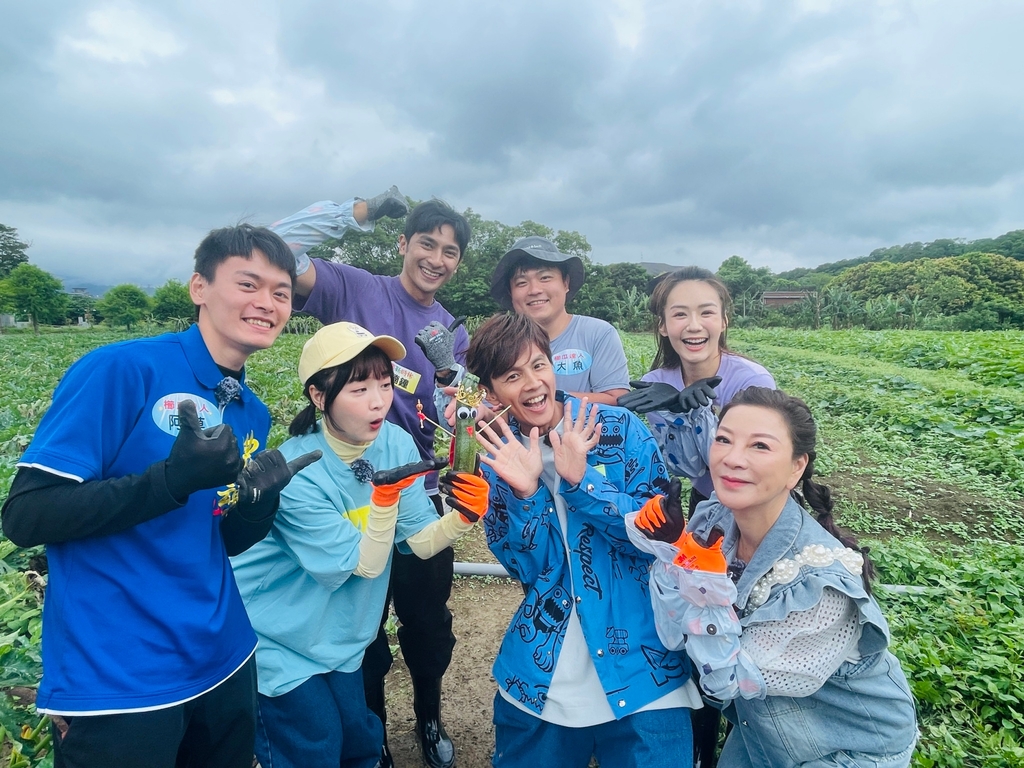 阿翔扮成「黃色捕蠅片」站農田中補櫛瓜害蟲！身材扮成塑膠片毫無違和感