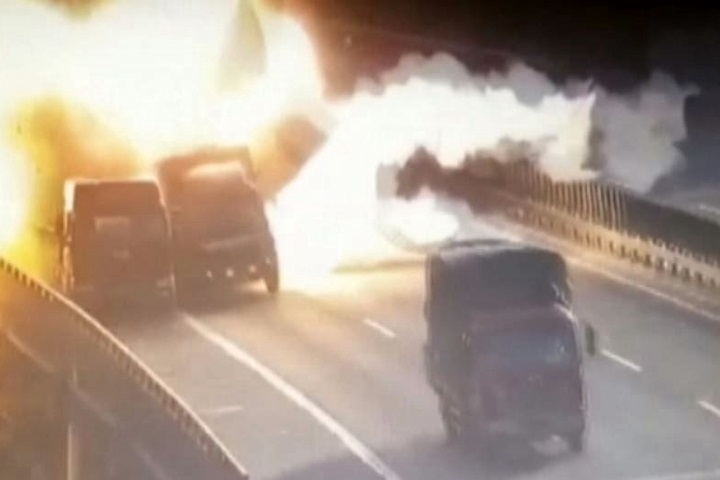 中國兩貨車相撞 瞬間爆炸火球竄天