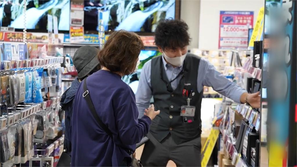 遊客爆買免稅品轉售賺價差　日本BicCamera出招防堵「跑單幫」