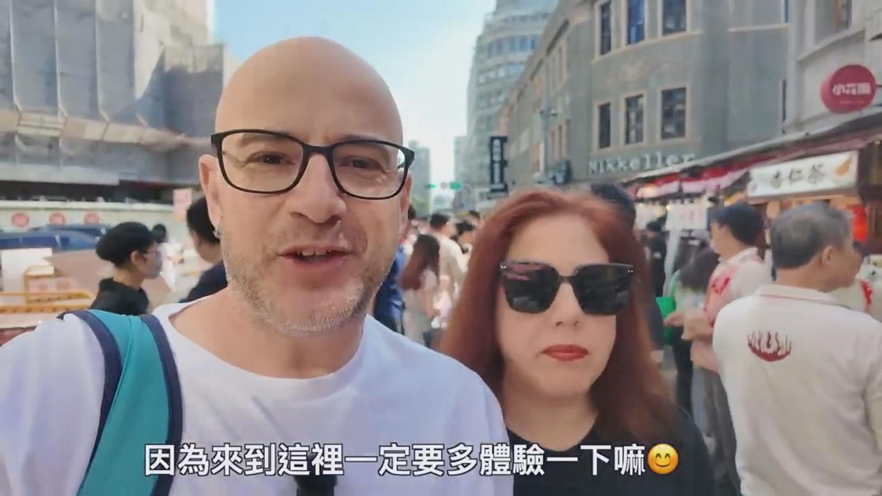 吳鳳妹過年來台逛迪化街　處處送「藍眼睛」結善緣