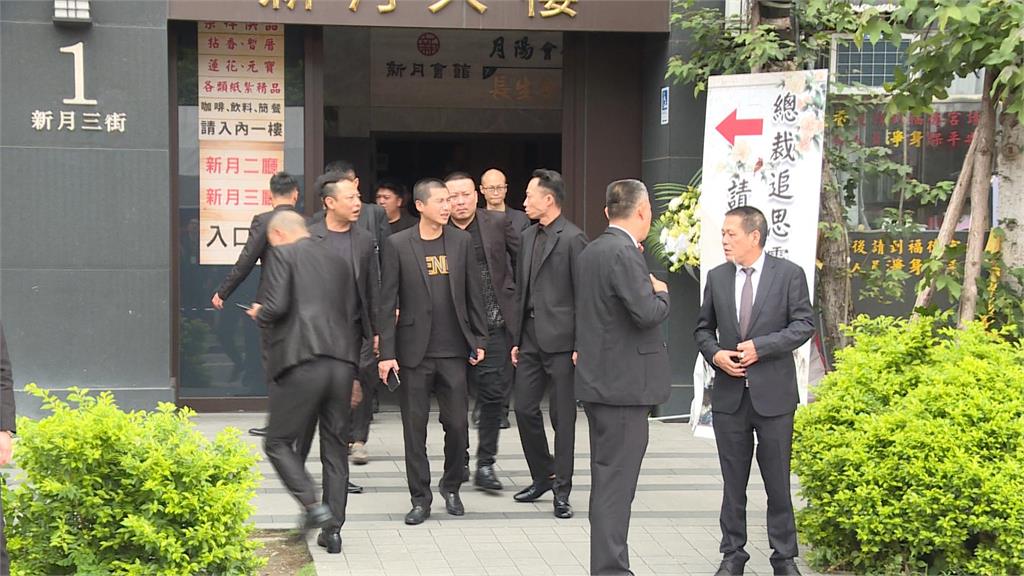 天道盟創始人吳桐潭移靈基隆　40多輛豪華超跑護送