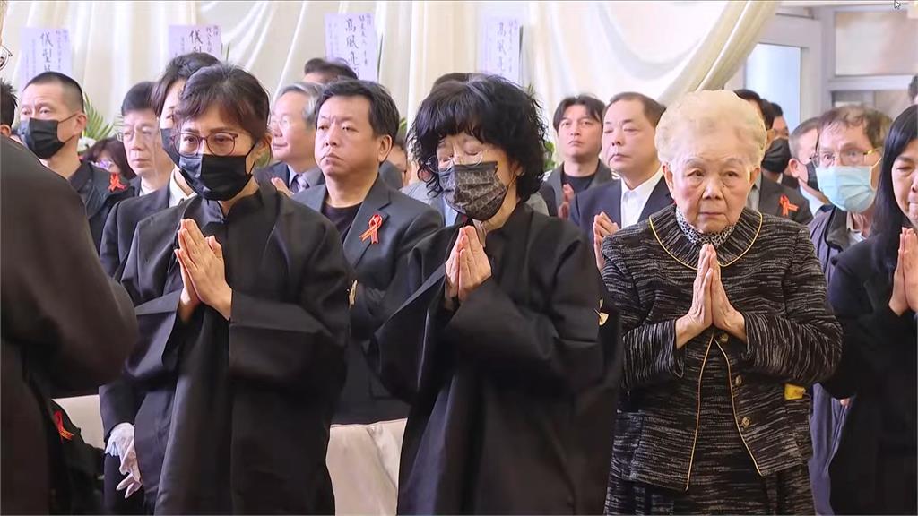 柯爸告別式柯美蘭淚憶亡父　柯媽哭：盼柯文哲留久一點
