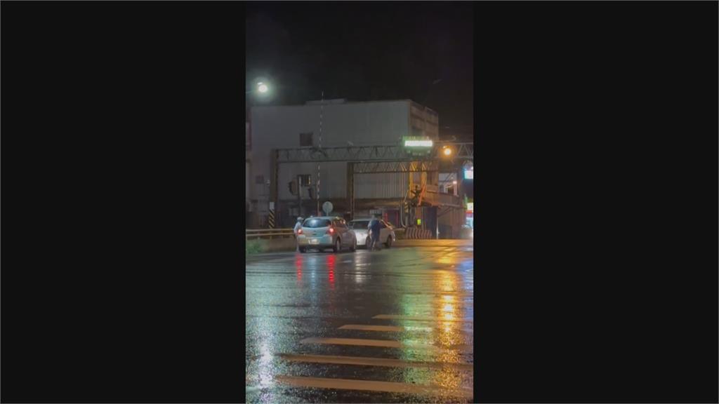 蘇澳車輛經過平交道突熄火　兩夜校生翻牆　幫老翁推車離開平交道