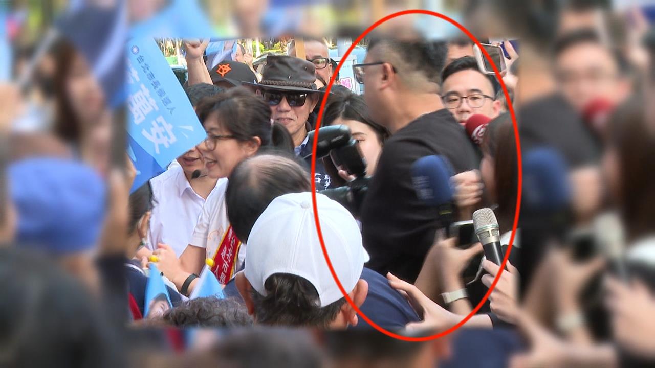 蔣市長團隊「外包攝影」肘擊女記者　妻石舫亘掃街前向媒體握手致意
