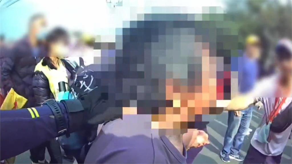 93嬤求平安鑽轎底　不慎被擠出　台中警暖心協助心願