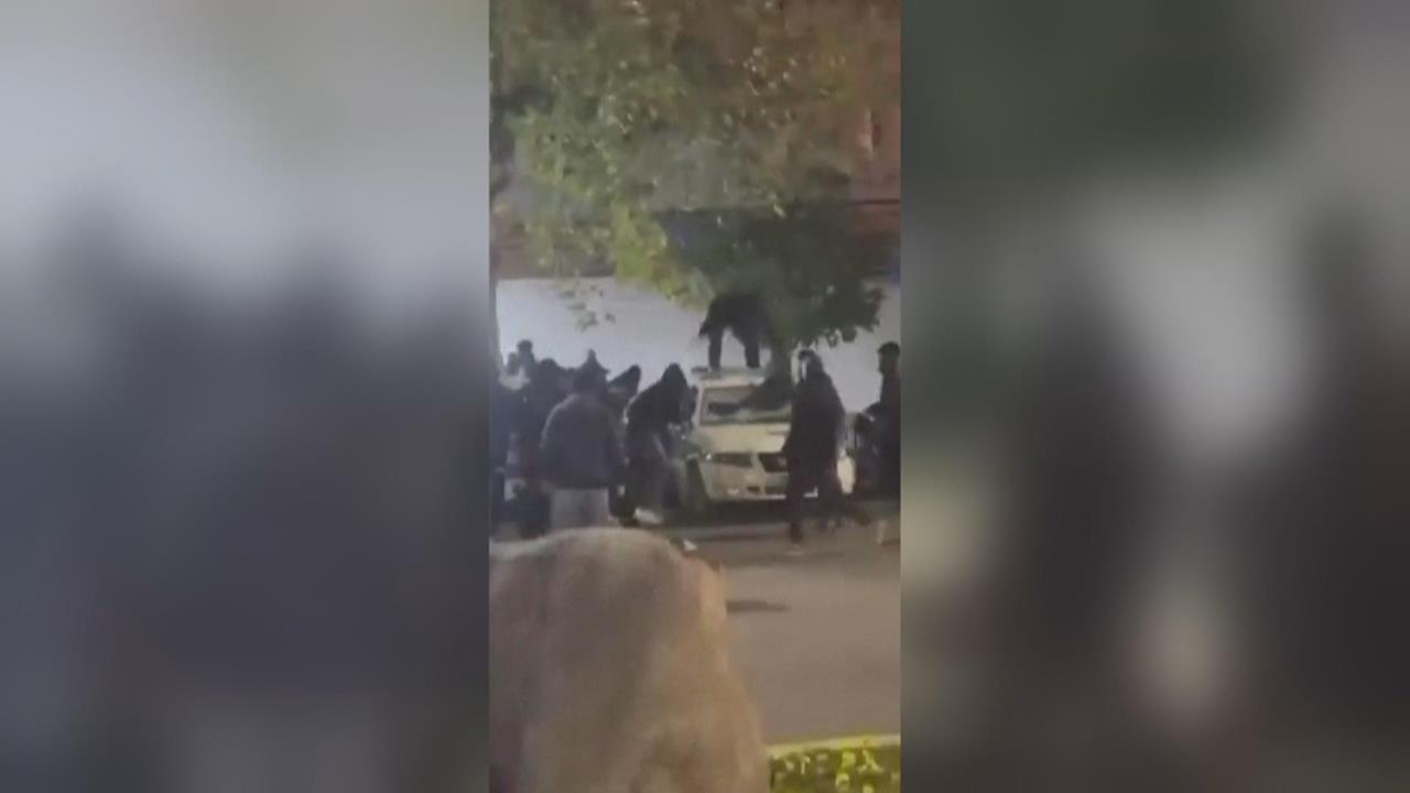 伊朗通膨狂飆引爆示威潮! 民眾燒毀領袖雕像爆警民衝突