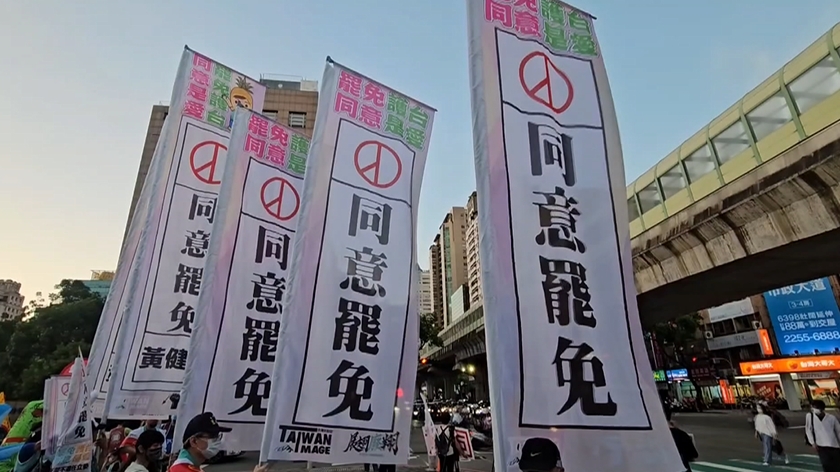 台中四五六罷團大集結站路口 揮舞同意罷免大旗