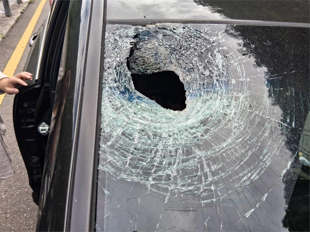 中橫便道又有落石！　轎車擋風玻璃遭砸釀1乘客傷