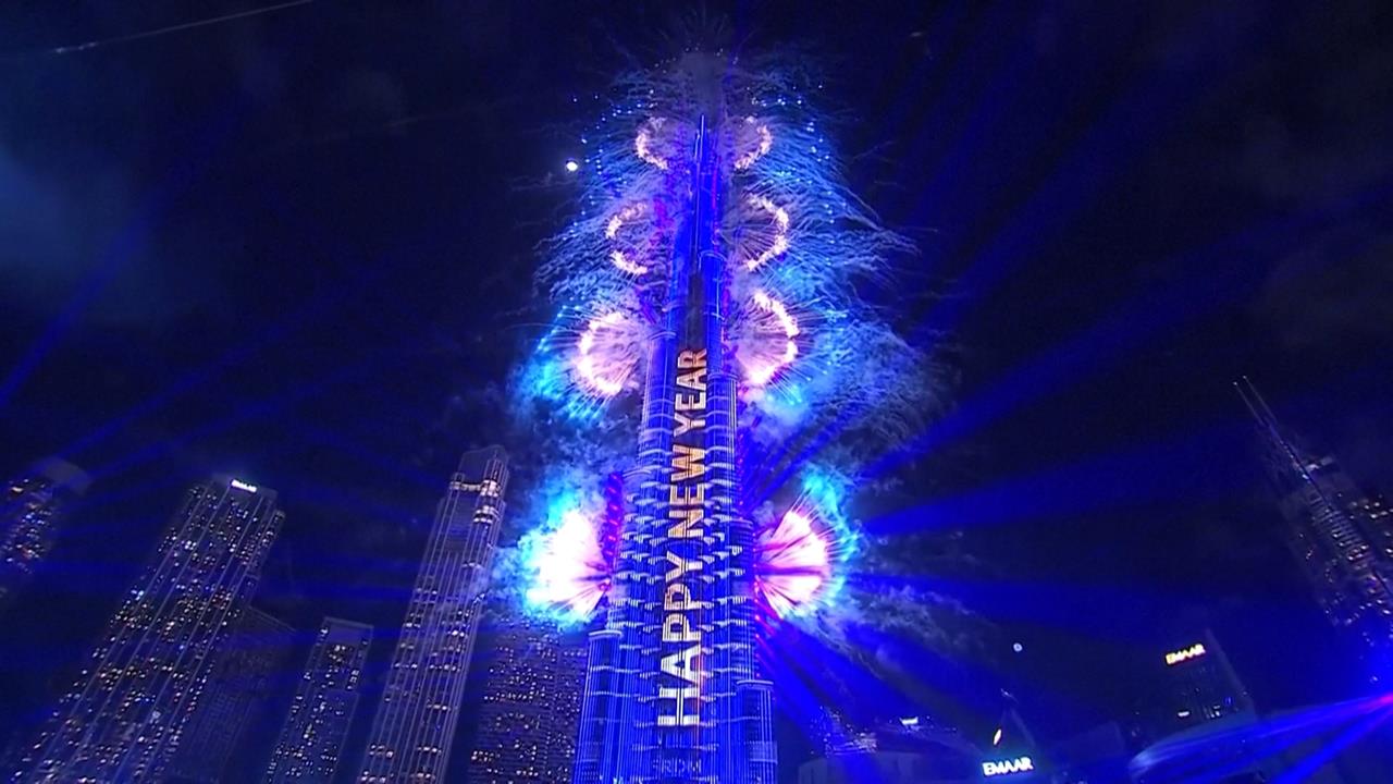 迎接2026！　巴黎凱旋門璀璨煙花　倫敦眼化身七彩火環