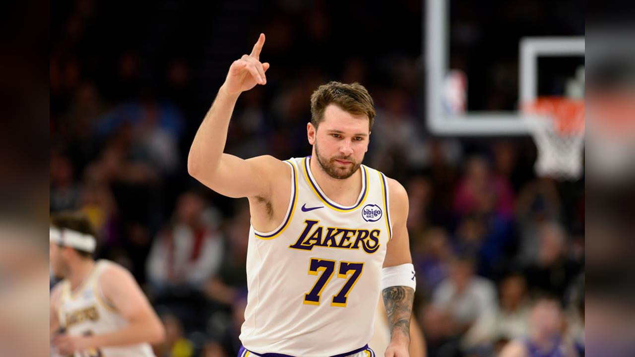 NBA(影)／「東七七」演出瘋狂助攻！運球穿襠過人後妙傳完成空中接力灌籃