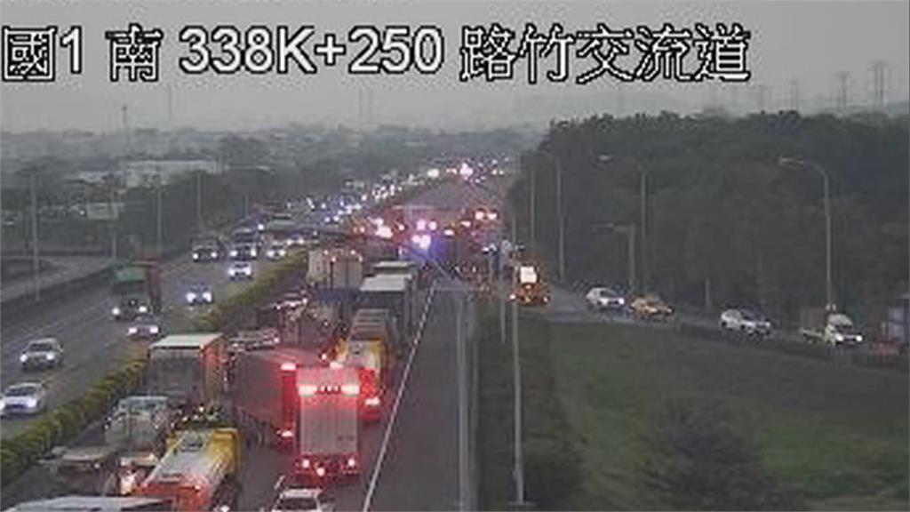 隔500米、半小時連2起車禍！　國1路竹段11車追撞2死3傷