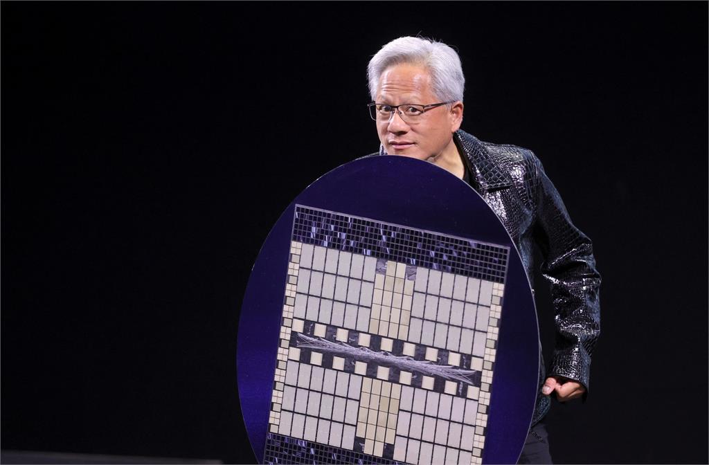 決策者(影)／獨！黃仁勳化身「晶片隊長」登場！「AI皮衣加身」的天選之人曝關鍵？