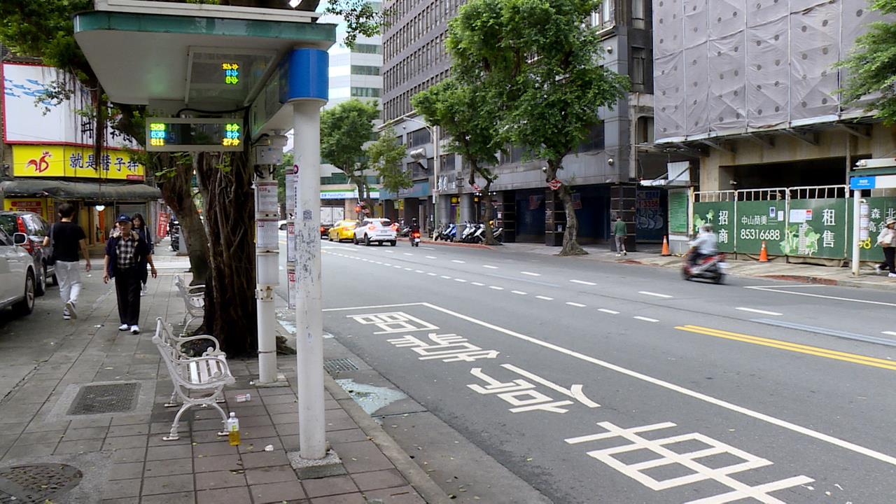 男為等妻伸手擋車門控遭「夾傷手」　公車不是你一人的！駕駛怒：全車等你