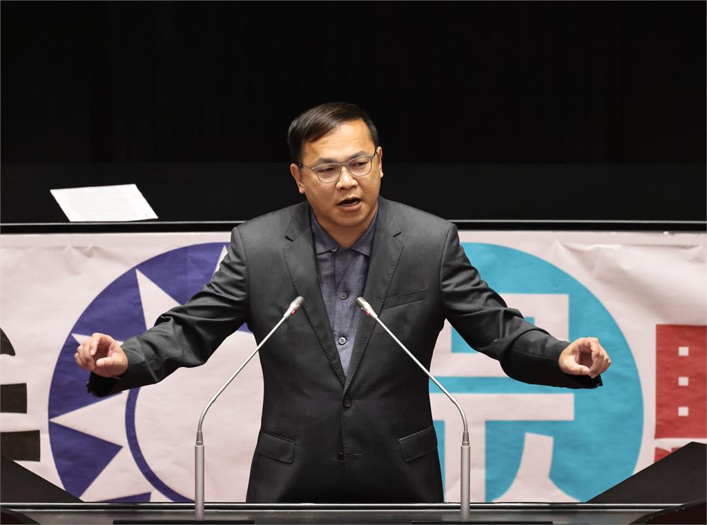 王義川調侃「盧秀燕用2400元粉底液」！不分黨派開罵　民進黨性平部也說重話