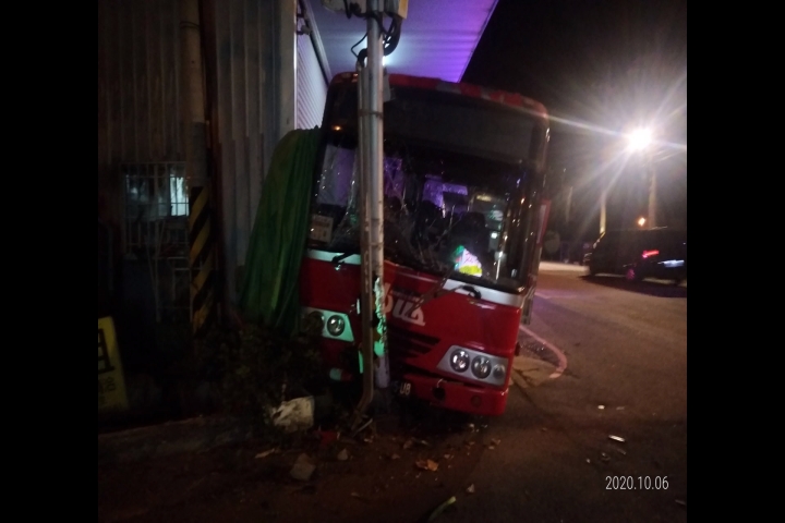 霧峰仁友283公車路口自撞燈桿 車上三女高中生受傷 警方:駕駛表示發生暈眩