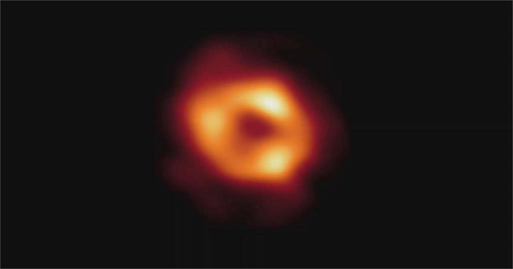 快新聞／銀河系中心最新黑洞畫面首度曝光！ 中研院揭「離地球更近」