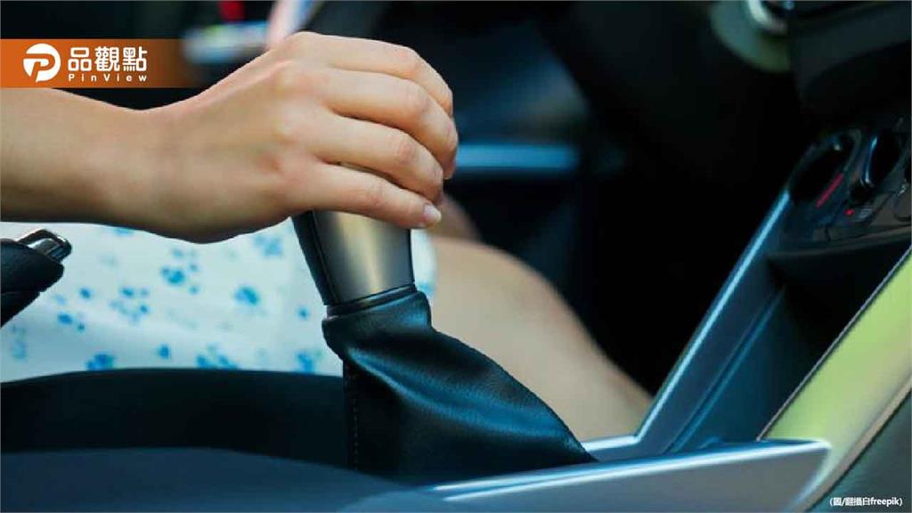 扯！阿姨國道追車跑 不用手煞車「竟用手拉車」