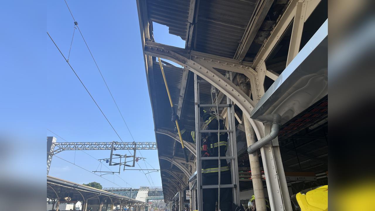 快新聞／台南火車站驚傳火警！月台「屋頂冒煙」破洞　消防員急滅火