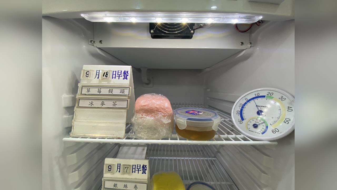 快新聞／謝典霖進看守所「第一餐」曝光！凌晨喊餓吃泡麵　早餐草莓饅頭配麥茶