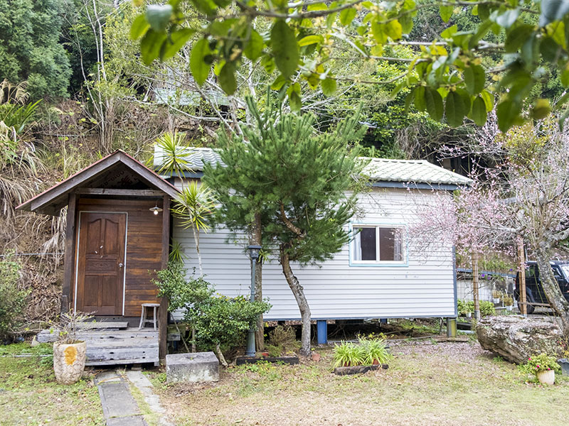 三義民宿｜獨棟木屋一應俱全　偌大場域美拍異國場景、遠眺山巒
