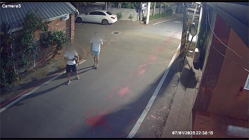 台中茶行遭人噴漆尋仇 嫌又遛龜遛狗"拍片嘲諷"
