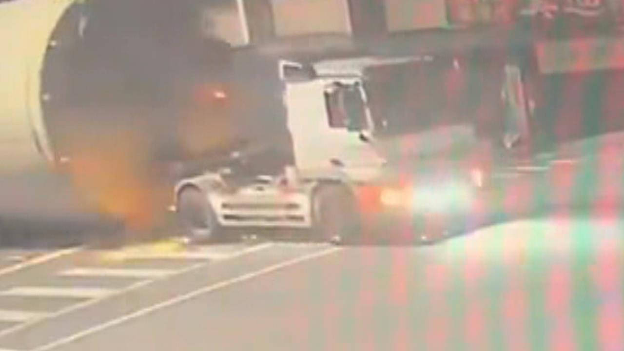 台中聯結車「載巨大空槽體勾電線」　騎士遭殃摔倒意外揪酒駕