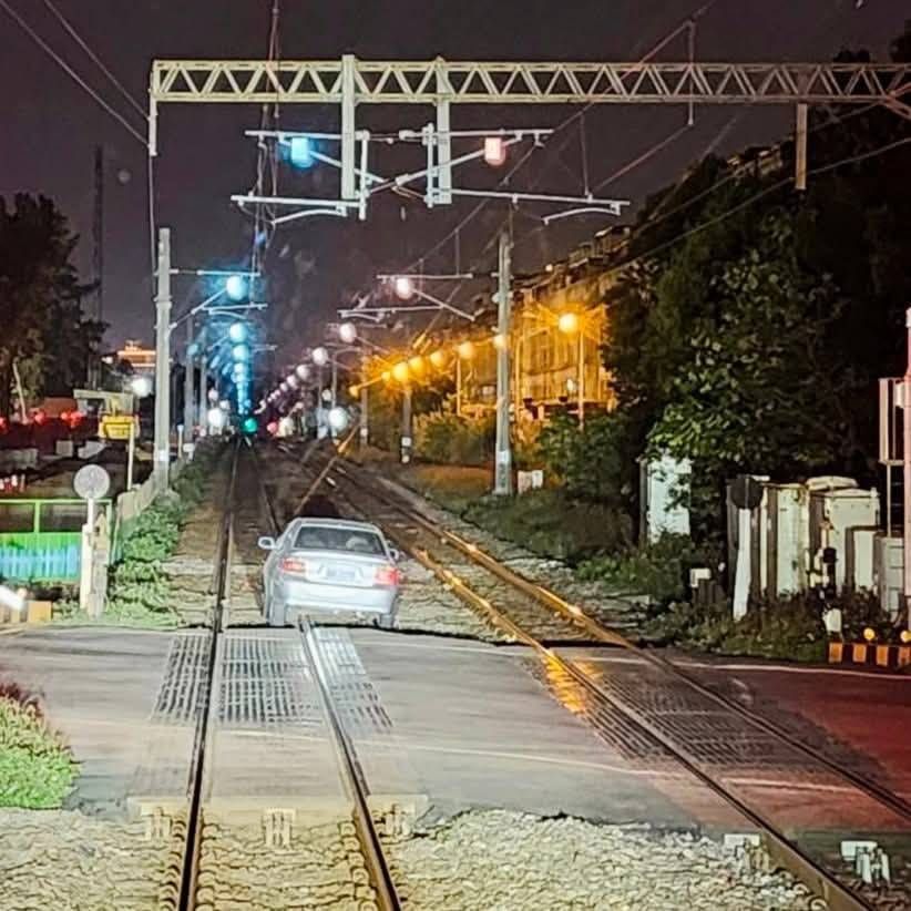 中壢轎車卡鐵軌癱瘓南北列車　駕駛移送法辦