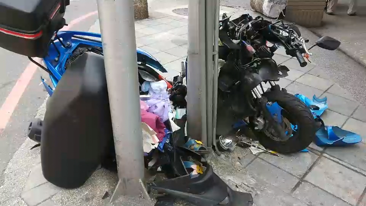 基隆小自客駕駛暴衝撞騎士 雙腿骨折送醫