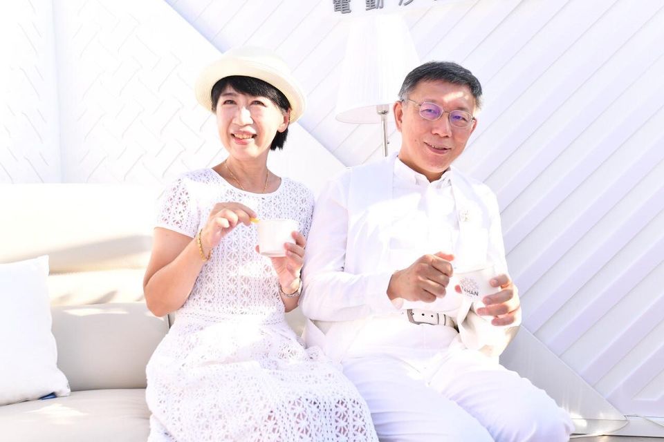 快新聞／柯文哲「野餐節」化身白馬王子 陳佩琪也穿小洋裝同框合照