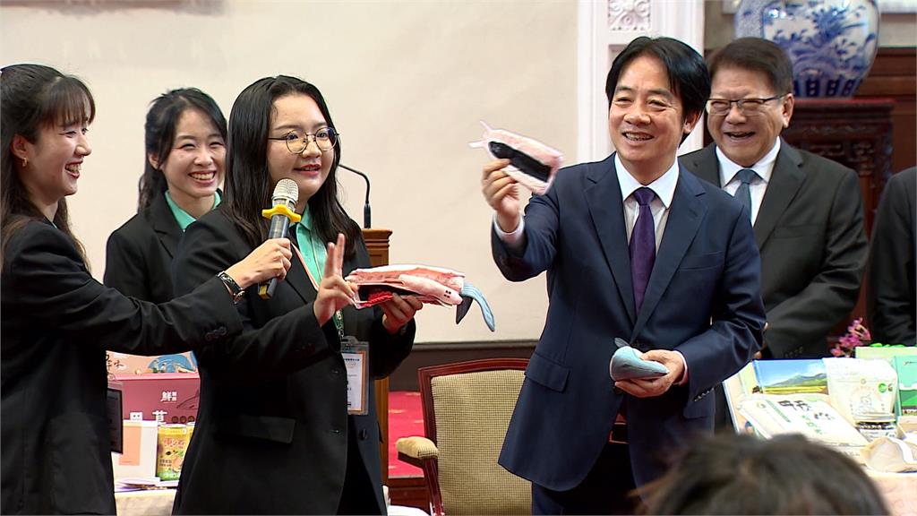 賴總統見虱目魚超有感 拆解魚娃娃當「道具助手」有模有樣