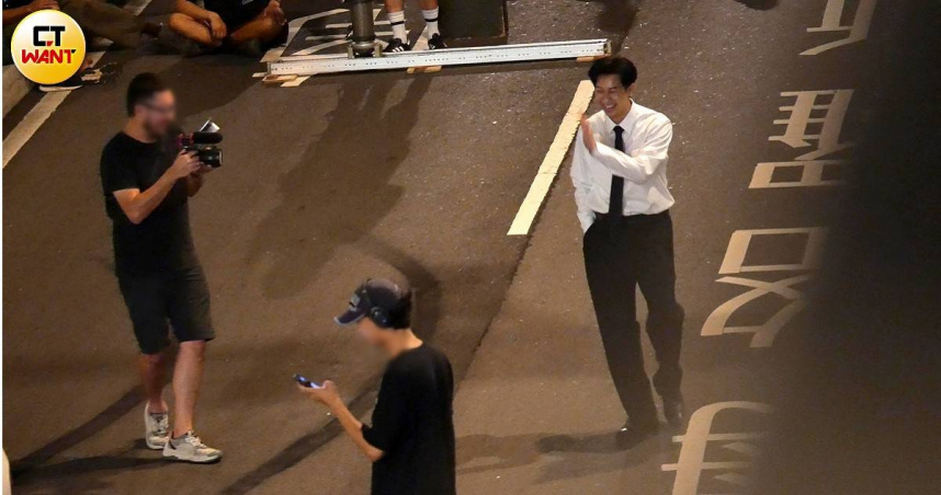 片場直擊/Darren邱凱偉凌晨上工 露出邪惡笑容超兇狠