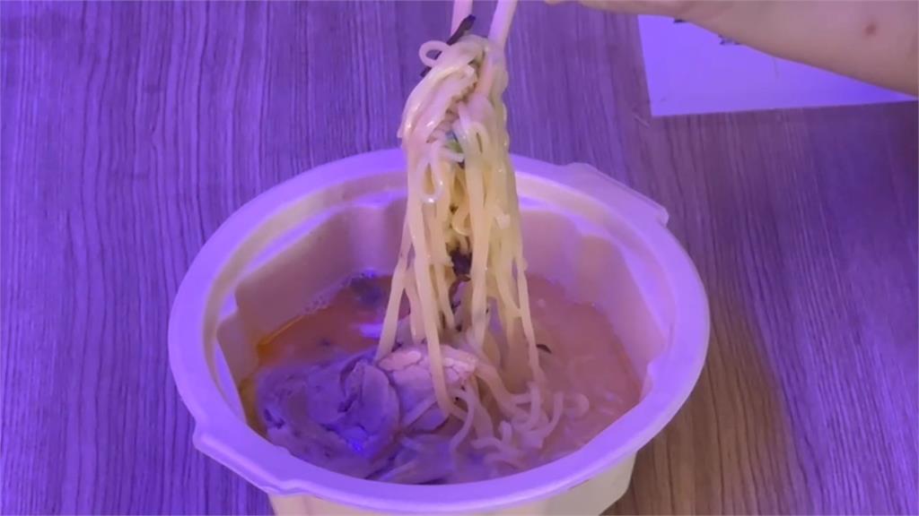 90秒熱騰騰出爐！　24hr拉麵販賣機進駐桃機一航