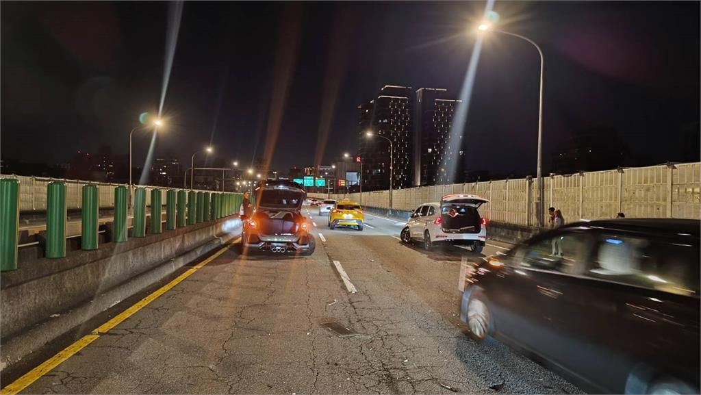 快新聞／又酒駕！市民大道1貨車「停快車道撿箱子」　3車閃避不及連環撞