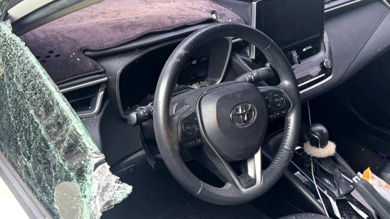 行車糾紛演變暴力衝突！　男持高爾夫球桿砸車傷人