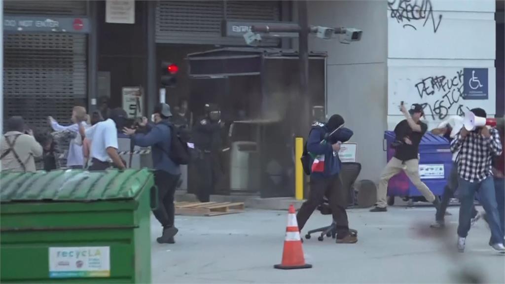突襲！抓捕洛杉磯無照移工爆衝突　民眾丟石頭抗議被逮