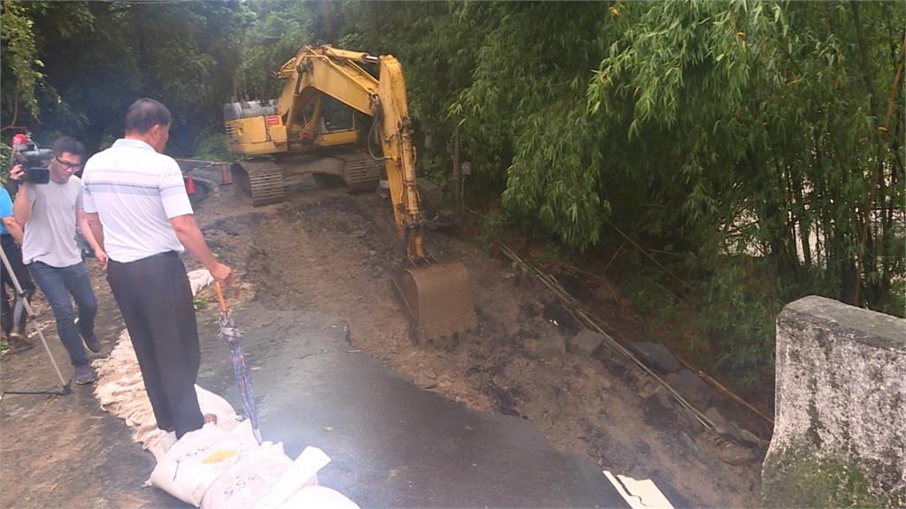 暴雨溪漲路基塌陷 台中石岡食水嵙巷路塌禁行