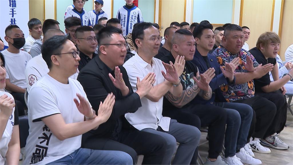 館長同台朱立倫「青年沙龍」開講　清一色吋頭、刺青包手　網友：動員黑道？