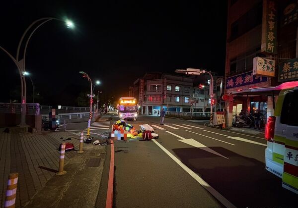 國光號與騎士過路口搶燈號直接衝撞　苗栗2男大生慘死