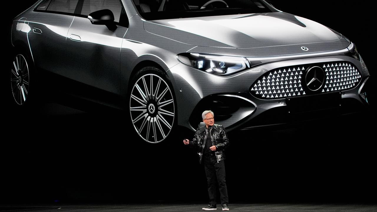 黃仁勳曝輝達全新「Alpamayo」！將應用賓士「搭載這系統」喊：實體AI已到來