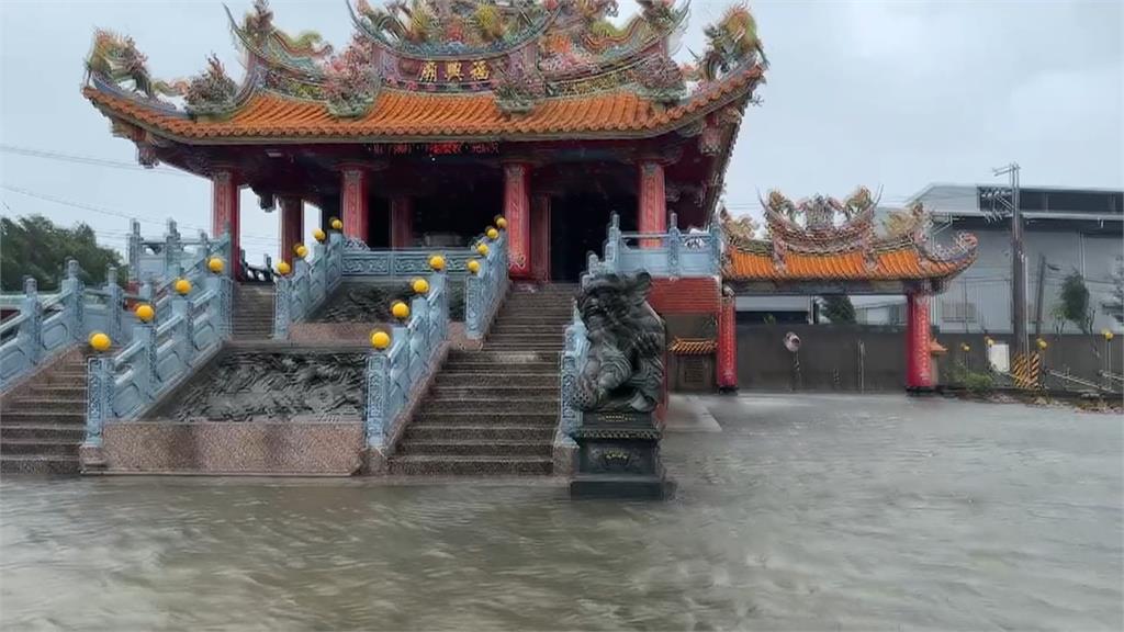 宜蘭五十二甲福興廟慘泡水　石城驚爆山崩住戶驚逃