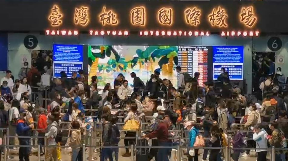 快新聞／清明連假首日湧出遊潮！ 台東富岡漁港、桃機人潮滿滿畫面曝