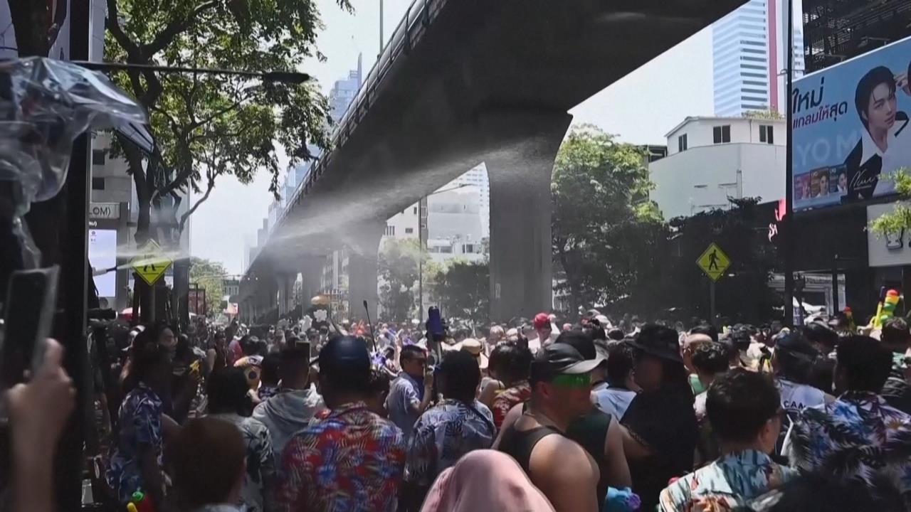 打水仗！泰國潑水節登場　遇中東戰事店家業績不振