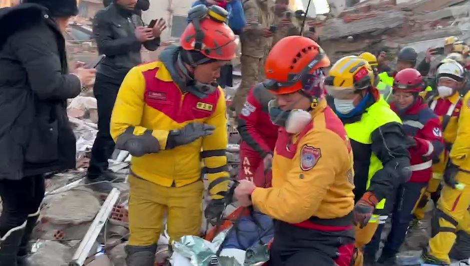 畫面曝光！台灣搜救隊耗時19小時又救出35歲女性　被壓變形樓板中「生命跡象穩定」