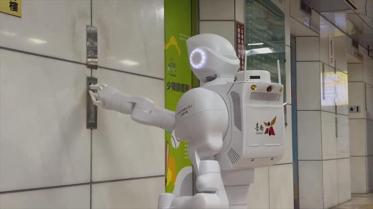 台南市府新員工上工！ 機器人「小白」服務市民引熱議
